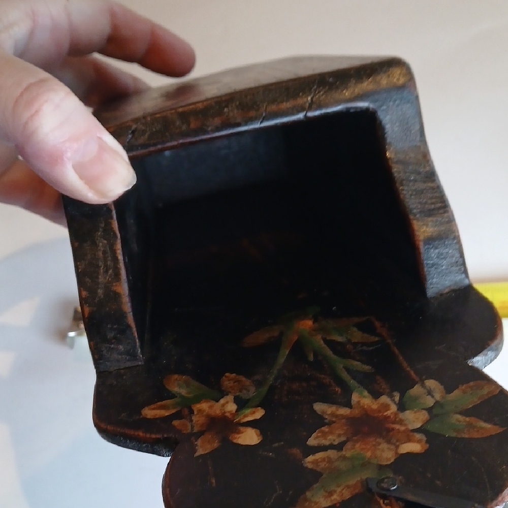 π―οΈ Antique Wood Mounted Candlestick Box | Early 1900s | Hand Painted Floral - Picture 9 of 13